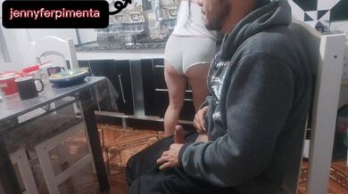 დამლაგებელი ტოვებს უფროსს მკაცრი მამლით, როცა მას მოკლე შორტებში აცინცებს.