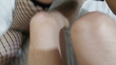 влажная школьница ёрзает на члене