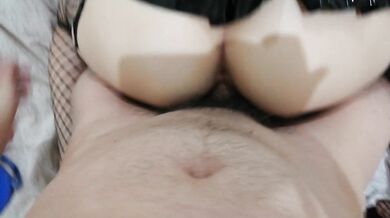 влажная школьница ёрзает на члене