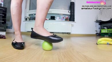 Here Kati is crushing with high heels, ballerinas and barefoot Feet a hamburger and fruit
