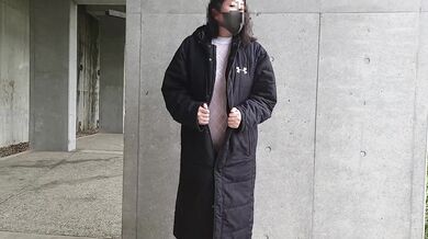 Exposed walk while looking for a masturbation place in the daytime park