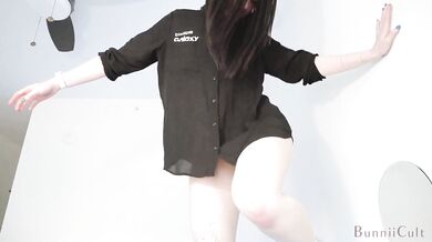 Samsung Girl Assists Guy in Switching to Samsung *GONE WRONG*