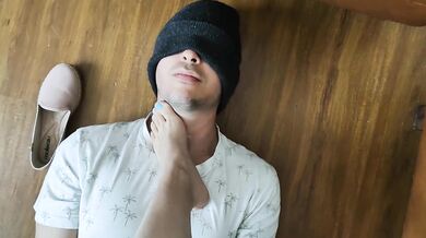 Humillo a mi hermanastro con mis pies sucios y le escupo la cara